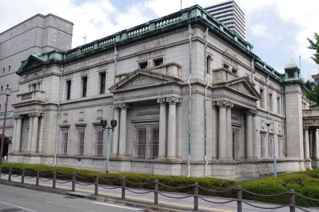 重厚な日銀旧館。