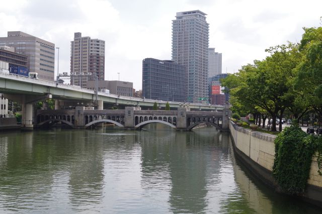 隣は大きなアーチの水晶橋。