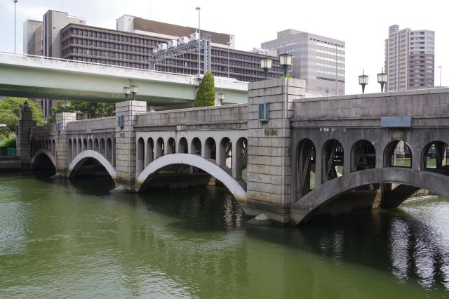 重厚な水晶橋。