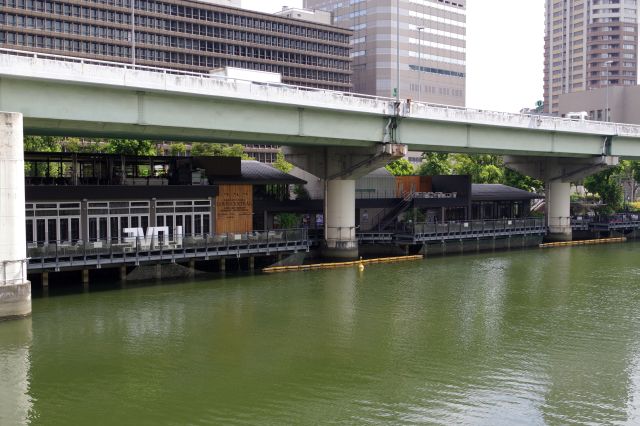 高速道路下にお店があります。