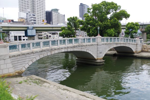 途中の水路にはアーチ橋のばらその橋。