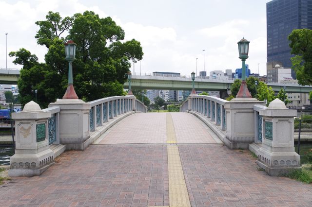 橋の先に公園が続きます。