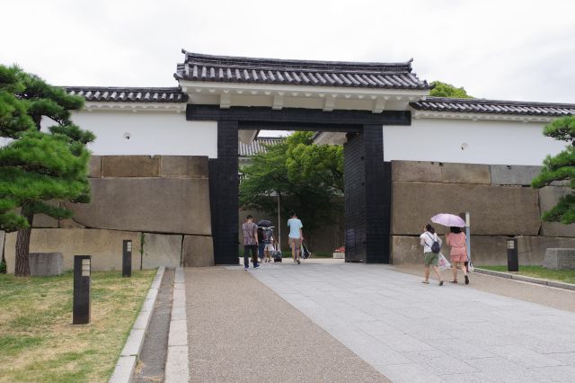 大手門の高麗門をくぐります。