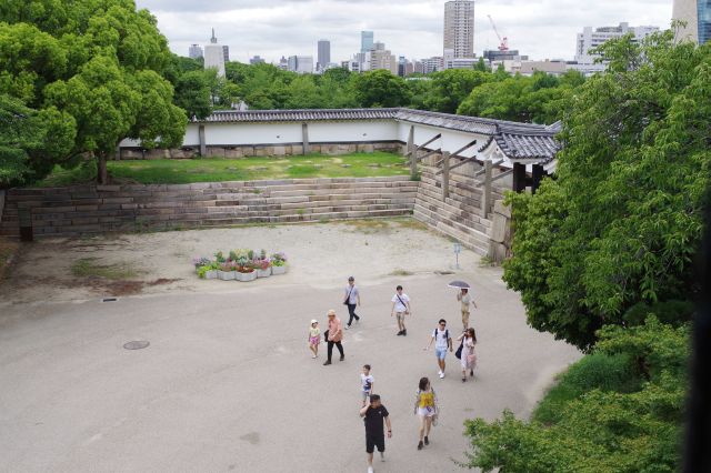 大手門に入ってくる人たちが見えます。