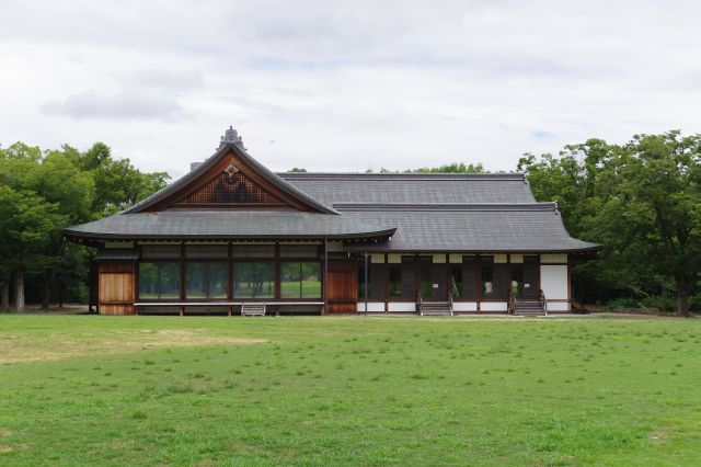 突き当りには大阪迎賓館。