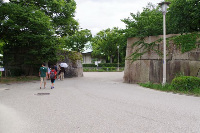 本丸へ向かう途中に南仕切門跡（太鼓櫓跡）。