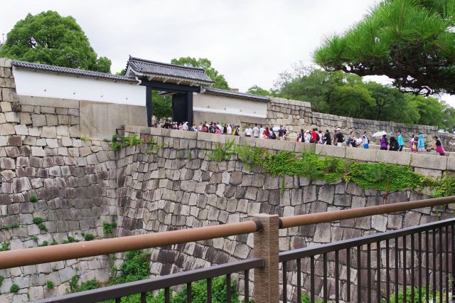 本丸入り口の桜門へ。沢山の人が入っていきます。