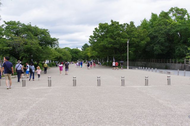 玉造口方面。右には豊国神社。話題の売店は閉まっています。