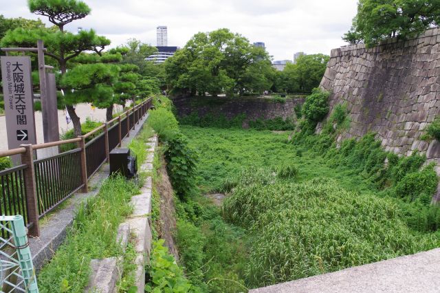 空堀の内堀を渡り天守閣へ向かいます。