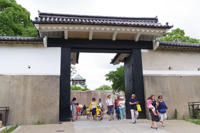 桜門。天守閣が顔を出します。