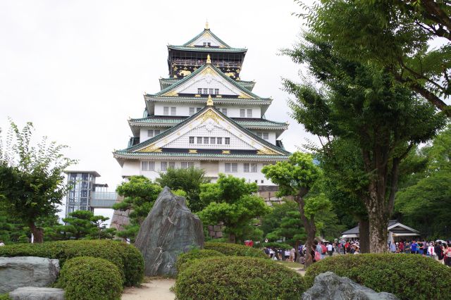 庭園風の所から天守閣を望む。