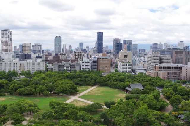 展望台へ。風が吹いて涼しい。西側の西之丸方面。