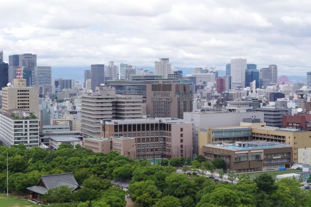 梅田周辺のビル群。赤い観覧車が目印。