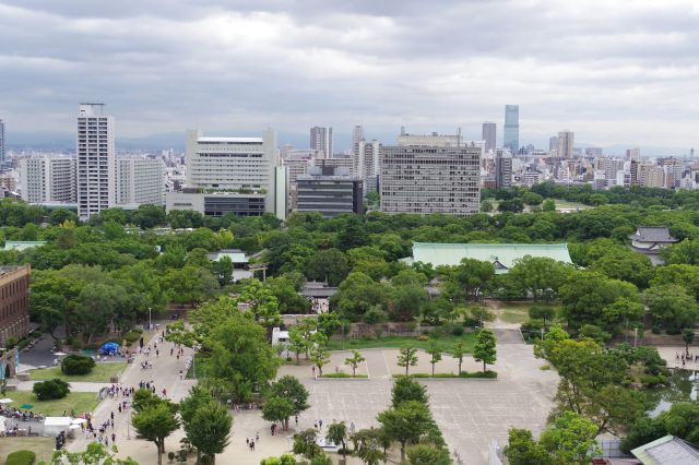 桜門の先には豊国神社。城外にはビルが立ち並ぶ。