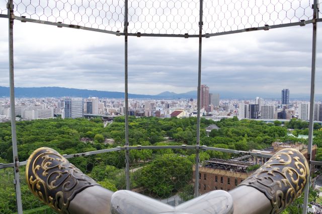 南東、市街地の先に山並み。