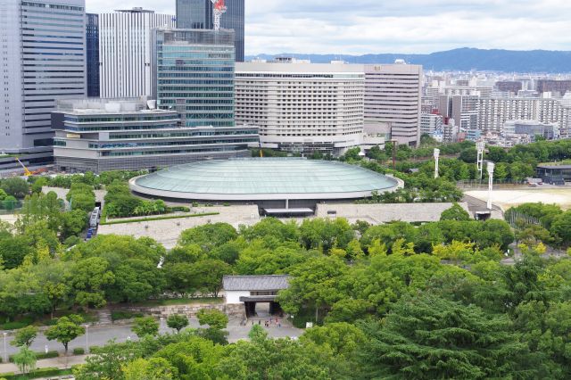 北東、大阪城ホールと青屋門。