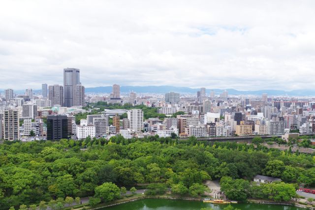 大きなビルは大阪アメニティパーク。