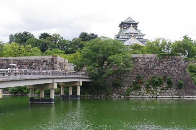 天守閣の北側の極楽橋。