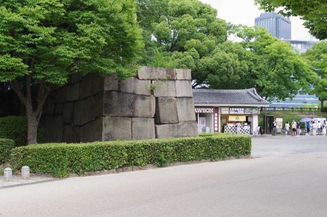 売店とトイレがあります。桜門側ほど賑わいはないが拠点の１つ。