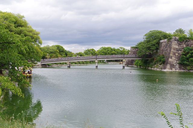 極楽橋を横から。