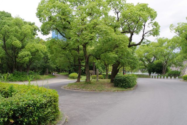 現在は建物は無く緑の心地よい遊歩道。