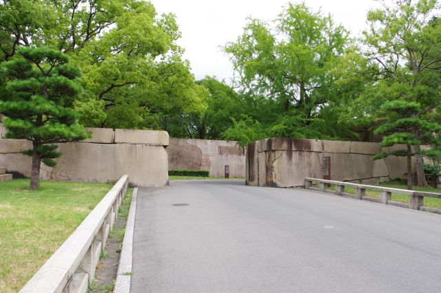 京橋口の入口側。かつての建物は緑に。