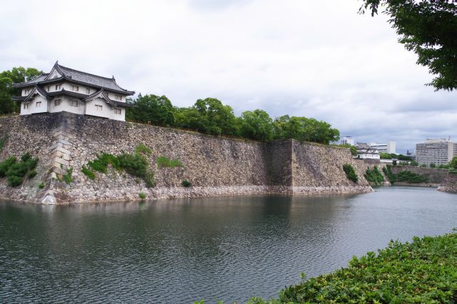 奥には大手門と千貫櫓。ここからは天満橋駅が最寄です。