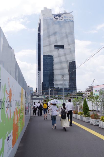 貨物線跡の広大な敷地の道を横切ります。