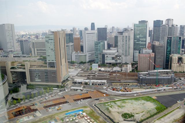 屋上からは見づらい大阪駅周辺はここが見所。