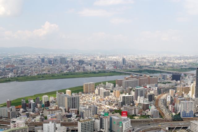 北北東側、御堂筋線やJR京都線が新大阪駅へ向かいます。