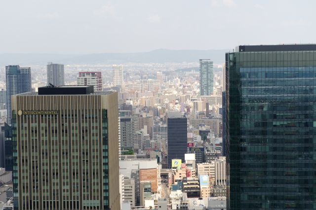 ビルの合間から覗く東側に続く街並み。