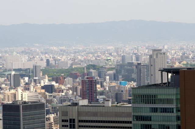 南東にはビル群の合間に大阪城。