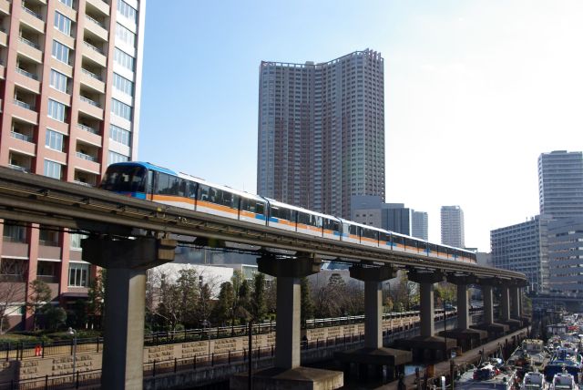 田町駅から歩くと東京モノレール。