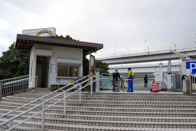 台場口、自転車は専用の台車に載せています。