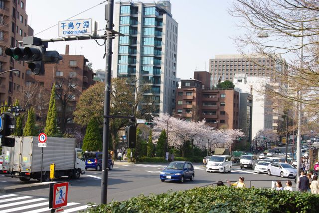 内堀通りと代官町通りが交わる千鳥ヶ淵交差点。