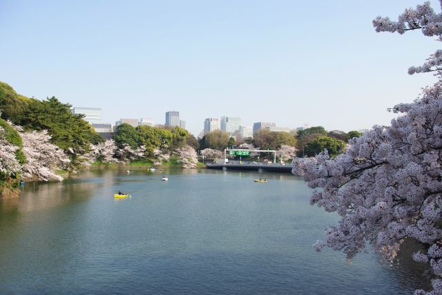 皇居、丸の内方面。