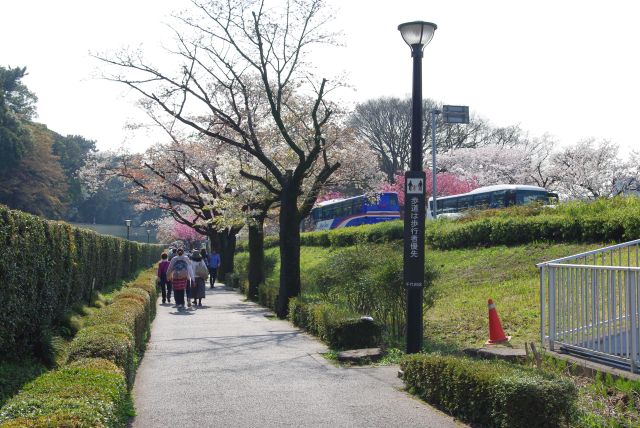 まずは皇居沿いの南側の歩道へ。