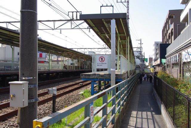 柿生駅北口を出て東側へ。