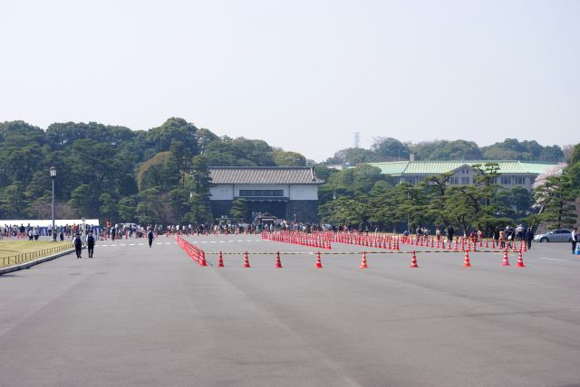 皇居前広場の坂下門正面。門の前はすごい人の列。