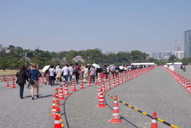 二重橋付近から長いレーンができていて行列に並びます。