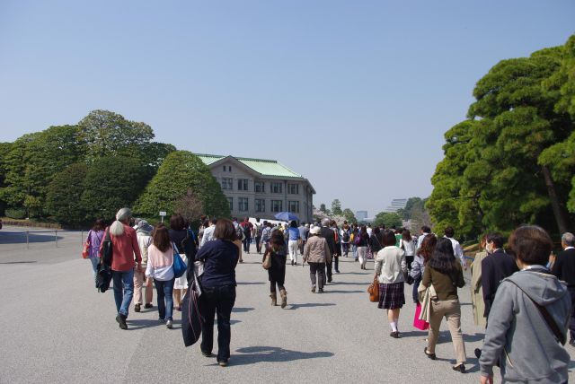 坂下門をくぐり皇居へ。普段は入れない所なので貴重な体験です。