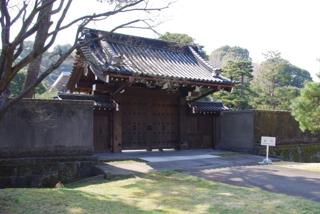 お寺のような局門。