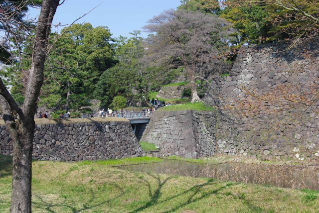 東御苑へ向かう西桔橋門跡。