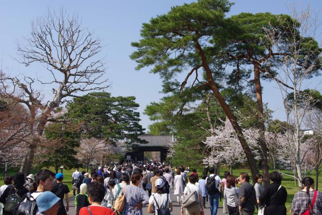 正面には出口の乾門。