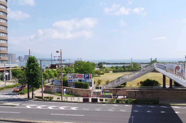 琵琶湖との間には大津城跡。