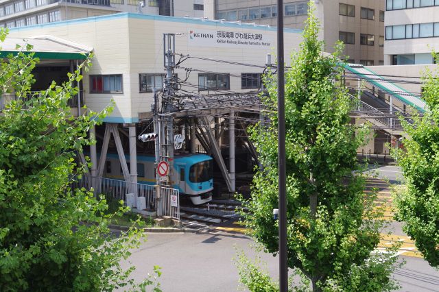 道路に面する形の独特な駅。