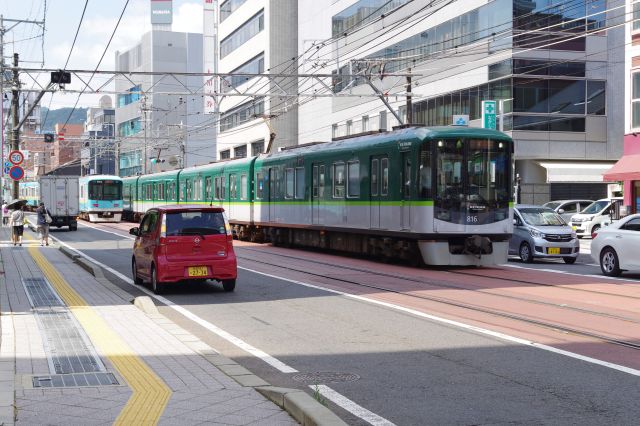 併用軌道らしからぬ長い列車が行き交います。信号停車もあり車の横をゆっくり慎重に走ります。