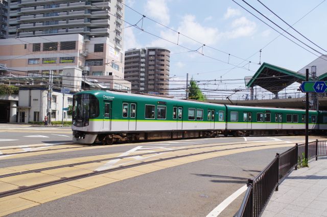 新塗装の列車。4両もあると駅を出入りする様子は迫力があり見入ってしまいます。