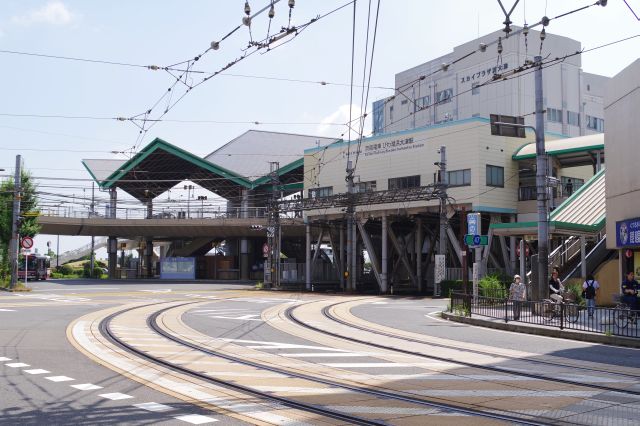 路面電車としては大きな構造の駅。