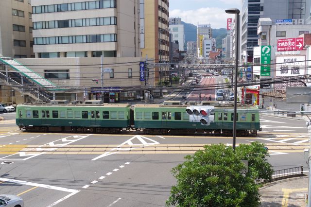 路面電車が交差点を横切る。